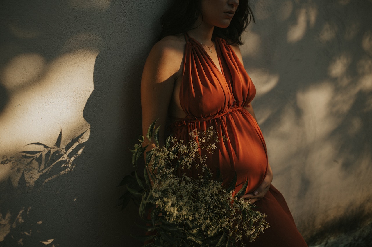 Дрехи за бременни: Стил и Удобство по време на Бременност