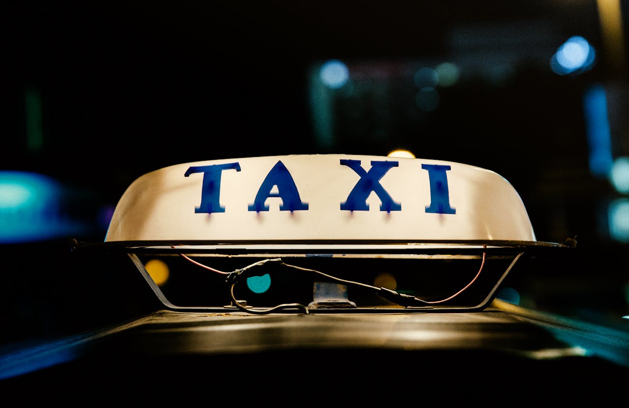 Пътувайте умно с такси в Приморско: Вашият завършен наръчник